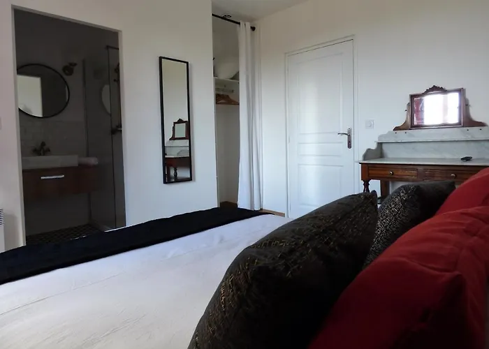 Les Hauts De Malirat فندق مبيت وإفطار