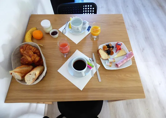 Les Hauts De Malirat فندق مبيت وإفطار 3*