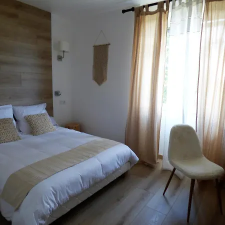 Les Hauts De Malirat Bed & Breakfast 2*